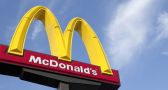 Un impiegato di McDonald's rivela perchè si dovrebbe sempre chiedere lo scontrino