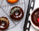 Donuts al cioccolato fatti in casa, la merenda più golosa che ci sia