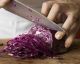 Gli utensili di cucina più pericolosi (sì, i coltelli sono i peggiori)