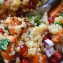 L'insalata di quinoa, patata dolce e melograno: un sapore unico che devi provare!