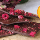Il cioccolato fondente ai lamponi fatto in casa: delizioso e d'effetto!