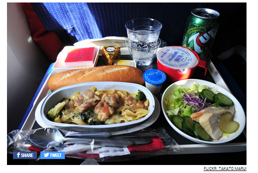 Mangiare in aereo: chi l’ha detto che i vassoi serviti ad alta quota non possono conquistare i palati più fini?