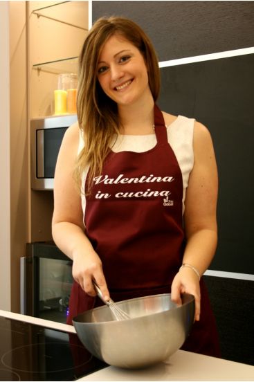 Valentina di Tribù Golosa indossa il grembiule omaggio Valentina di Tribù Golosa indossa il grembiule omaggio