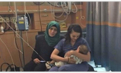 Un'infermiera israeliana allatta un bambino palestinese, a Gerusalemme. Il gesto d'amore e pace che ci fa sperare nell'umanità!