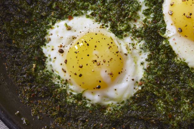 In cosa consite la ricetta delle uova al pesto?