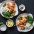 Spiedini di salmone con riso basmati e foglie di spinaci