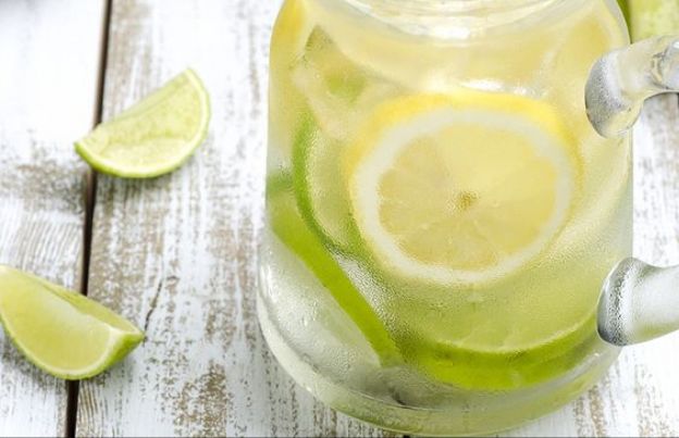 1. Bere un grande bicchiere di acqua calda con limone