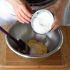 Impastare il burro in una ciotola poi aggiungere lo zucchero e mescolare