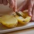 7. Togliere la polpa delle patate lasciandone 1 cm di spessore dalla buccia