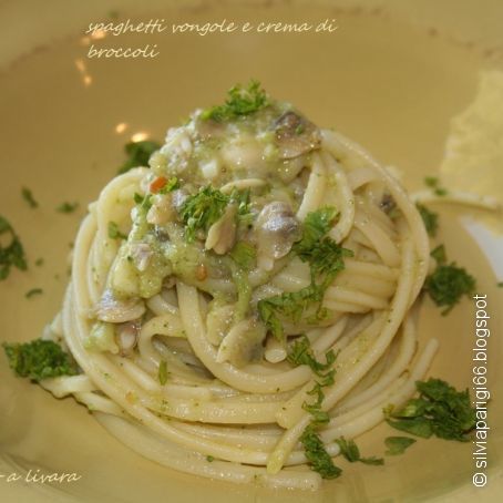 Spaghetti con vongole e crema di broccoli