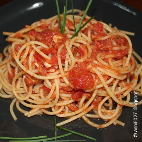Spaghetti con tonno e pomodoro