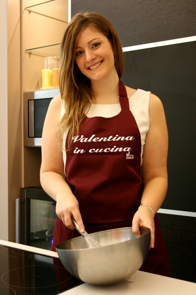 Valentina di Tribù Golosa indossa il grembiule omaggio