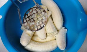Schiaccia una banana, aggiungi 2 ingredienti naturali e calma così la tosse!