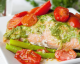 Delizioso e leggero salmone al cartoccio con pesto e pomodorini