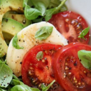 Avocado e verdure, l'insalata più buona e leggera che c'è