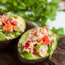 Avocadi ripieni al tonno e peperoni: veloci, nutrienti e deliziosi