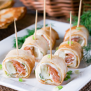 Rotolini di crepes con salmone e cremoso formaggio