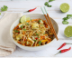 Delizioso pad thai con tofu e verdure fresche