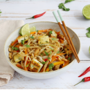 Delizioso pad thai con tofu e verdure fresche