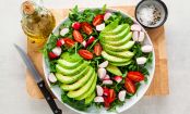 L'insalata nutriente per un pranzo fresco e leggero