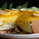 La cheesecake al limone è cremosa, fresca e leggera