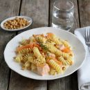 Fusilli al salmone con scorza d'arancia e pinoli