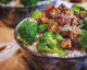 La tofu bowl, l'idea per un pranzo sano, etnico e gustoso