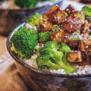 La tofu bowl, l'idea per un pranzo sano, etnico e gustoso