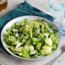 Insalata con zucchine, fagioli, avocado, rucola e Parmigiano Reggiano