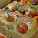 Questa è la ricetta più semplice (e buona!) della focaccia pomodorini e basilico 