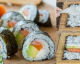 I maki al salmone ed avocado fatti in casa: è facile prepararli con la nostra ricetta