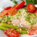 Una cena facile ed imbattibile: salmone al cartoccio con pesto e pomodorini