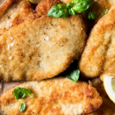 Pochi minuti e queste croccanti cotolette di pollo saranno in tavola