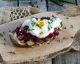 Bruschetta con uovo in salsa di scalogno al vino rosso