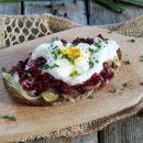 Bruschetta con uovo in salsa di scalogno al vino rosso