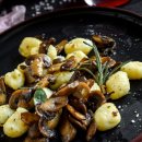 La rustica bontà degli gnocchi ai funghi in una ricetta facile