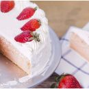 La torta primavera con fragole e meringa è un dessert da sogno