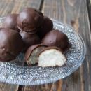 Preparare dei cioccolatini ripieni al cocco