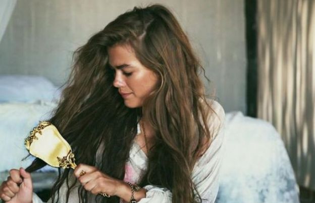 10 errori che facciamo tutti i giorni e che rovinano i capelli