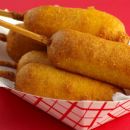 Corn dog: l'hot dog impanato che si mangia come uno spiedino