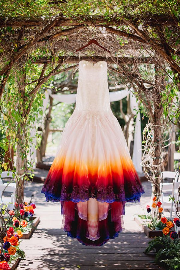 Este vestido de boda con los colores del atardecer está arrasando en las redes sociales