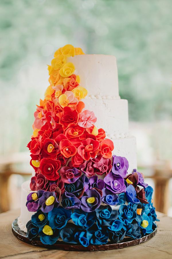 Este vestido de boda con los colores del atardecer está arrasando en las redes sociales