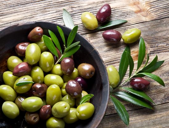 10 usi delle olive verdi al di fuori della cucina (a cui non avresti mai pensato)