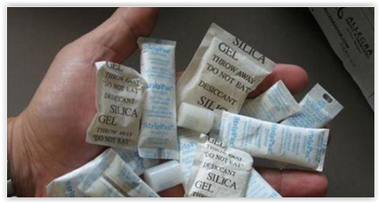 I sacchettini antiumidit&agrave; che trovate dentro le scarpe? Prima di buttarli via, leggete qui...