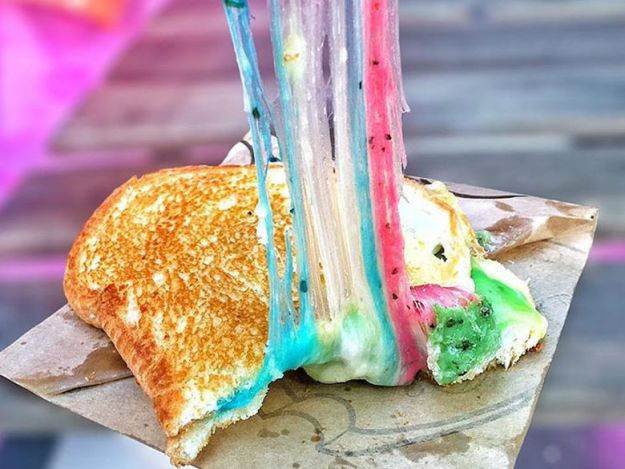 Il "Rainbow grilled cheese": l'arcobaleno in un toast