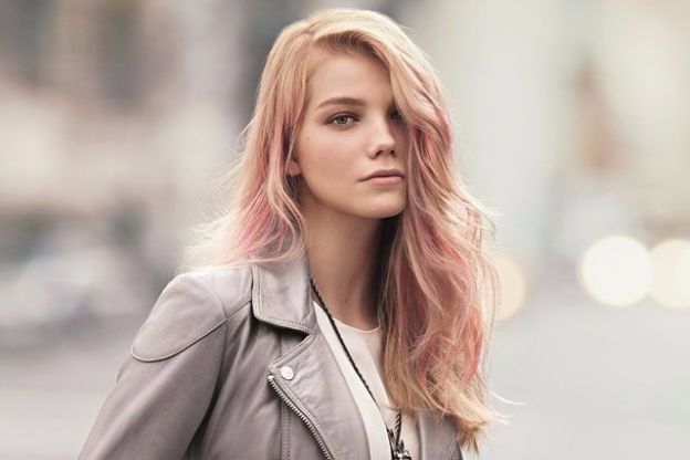Capelli biondo fragola: la tendenza del momento