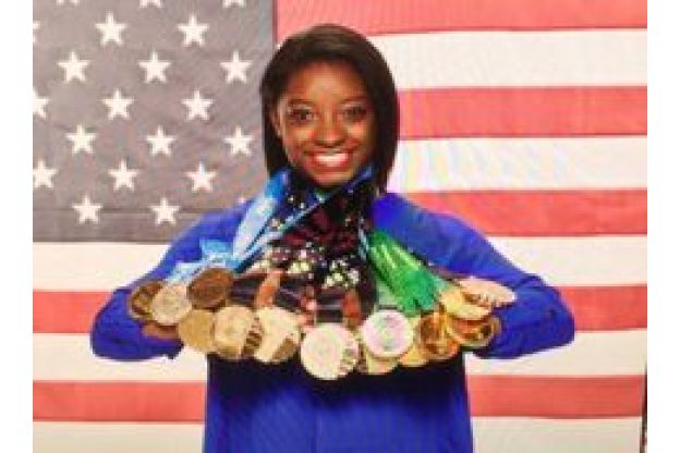 ABBANDONATA dal padre, la madre DROGATA, diventa la più grande GINNASTA del MONDO