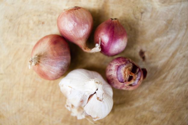 Come conservare più a lungo le cipolle e l'aglio