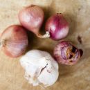 Come conservare più a lungo le cipolle e l'aglio in dispensa