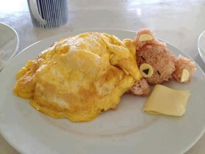 Orsetto di riso e di omelette che dorme